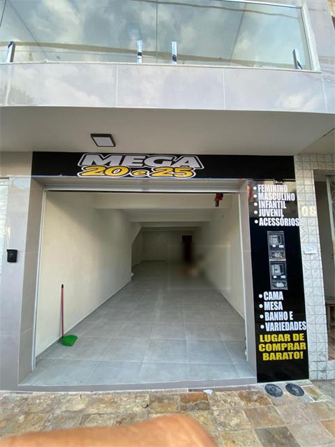 Fachada com letra caixa e placa de loja