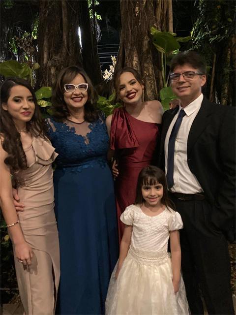 Jairo e Diana com as três filhas